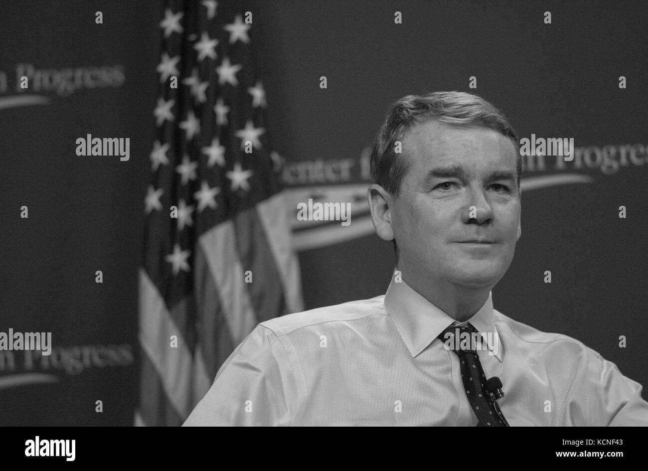 Il senatore Michael Bennett (D-CO) parla al Centro per il progresso americano Foto Stock