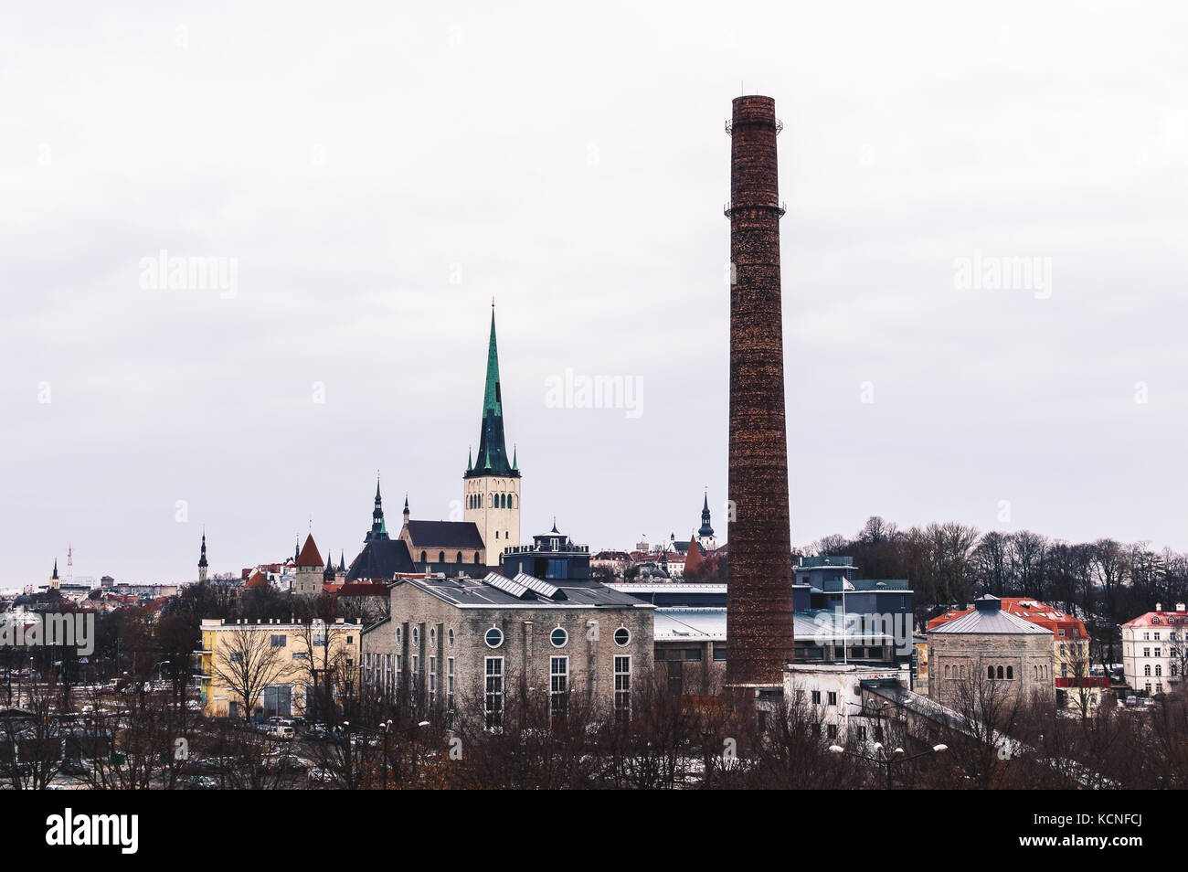 L'altro lato della città vecchia di Tallinn Foto Stock
