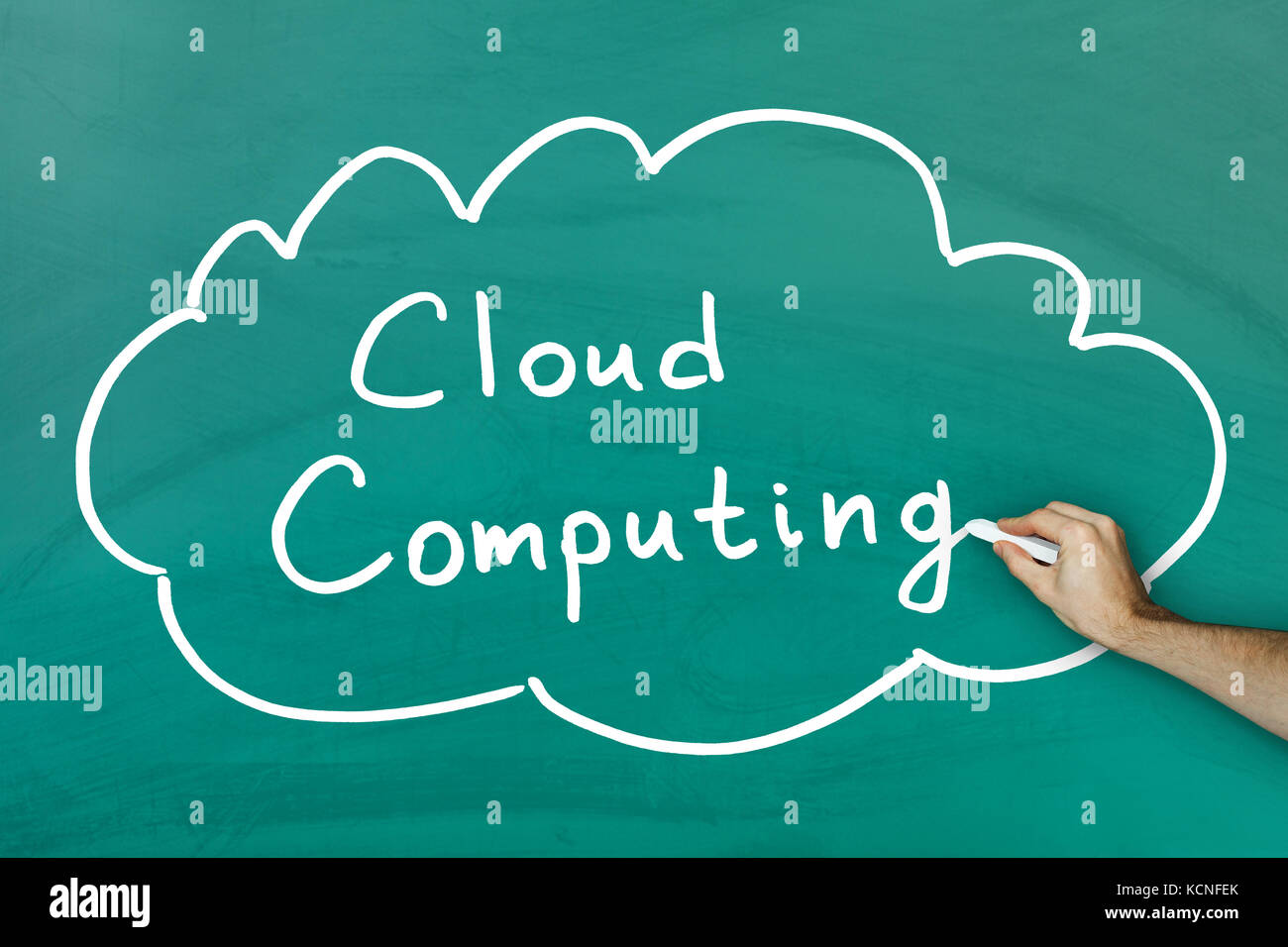 Mano azienda chalk disegno il cloud computing concetto sulla lavagna verde Foto Stock
