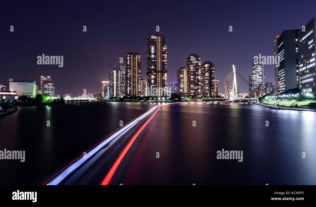 Sentieri di luce sul fiume Sumida Foto Stock