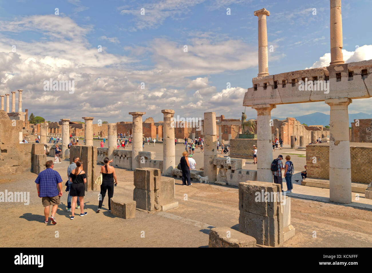 Modo arcadica con colonne doriche al Forum di le rovine di una città romana di Pompei a Pompei Scavi vicino a Napoli, Italia. Foto Stock
