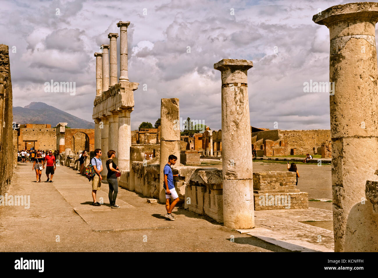 Modo arcadica con colonne doriche al Forum di le rovine di una città romana di Pompei a Pompei Scavi vicino a Napoli, Italia. Vesuvio in distanza. Foto Stock