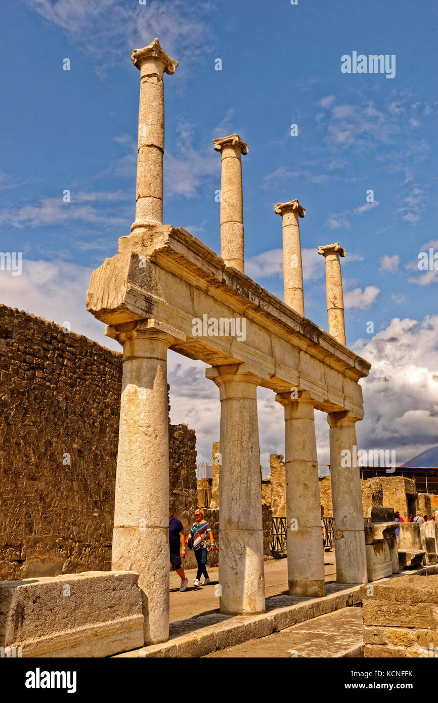Modo arcadica con colonne doriche al Forum di le rovine di una città romana di Pompei a Pompei Scavi vicino a Napoli, Italia. Vesuvio in distanza. Foto Stock