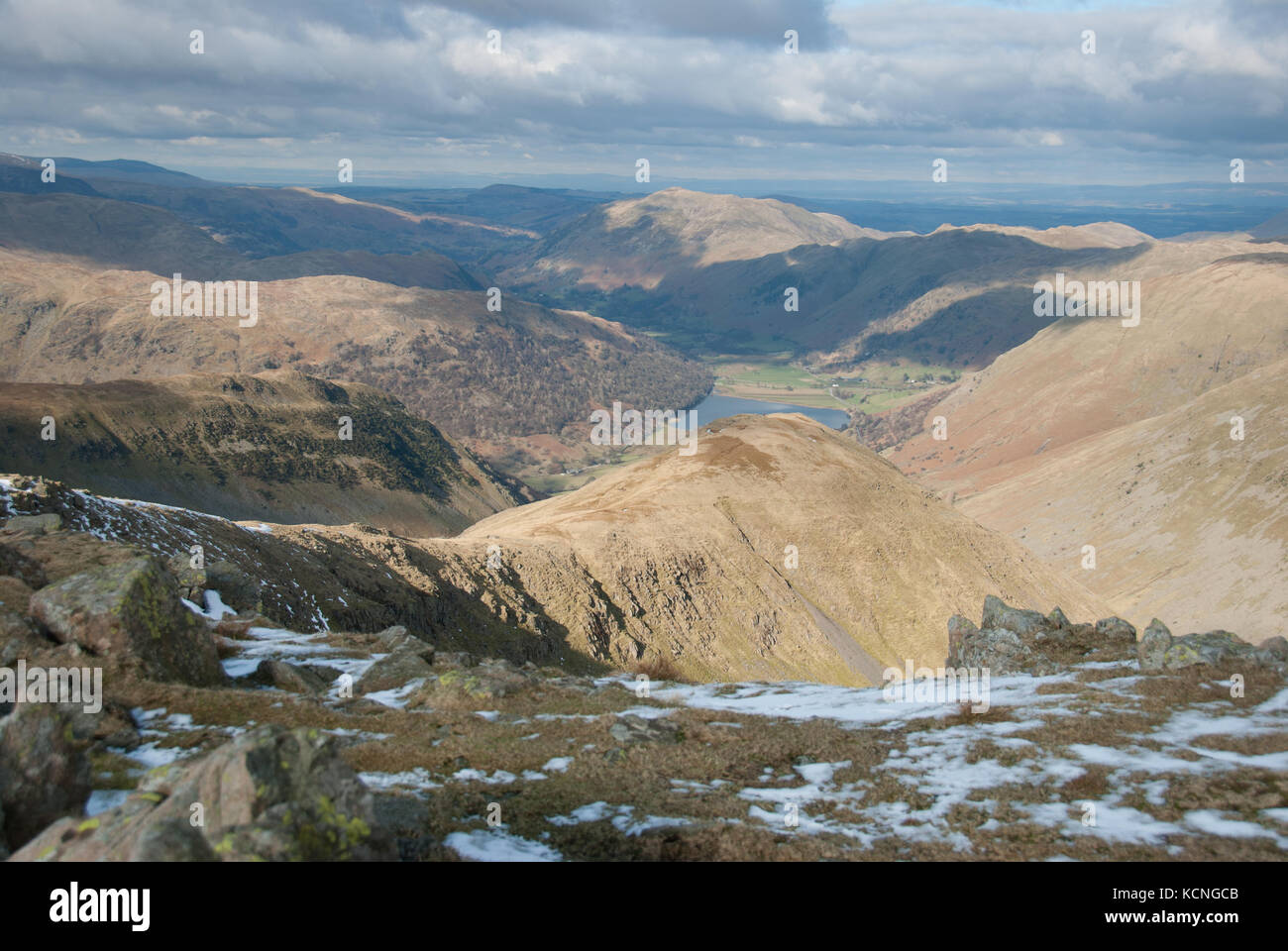 Place Fell e Angletarn Pikes visto sopra Brothers Water e Hartsop visto dalla cima di Red Screes, vicino Ambleside, Lake District, UK Foto Stock