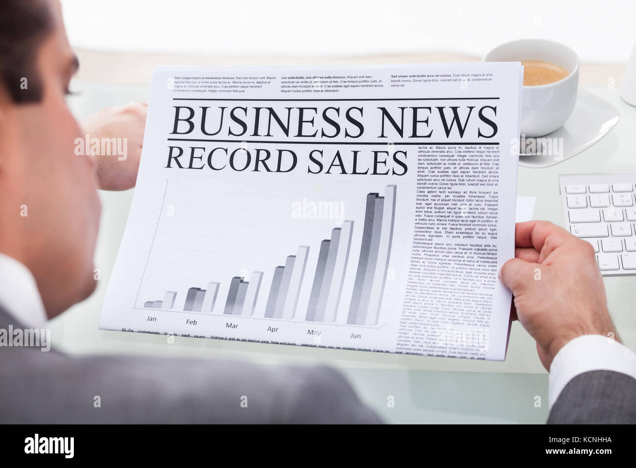 Close-up del giovane imprenditore per leggere le notizie sul giornale Foto Stock