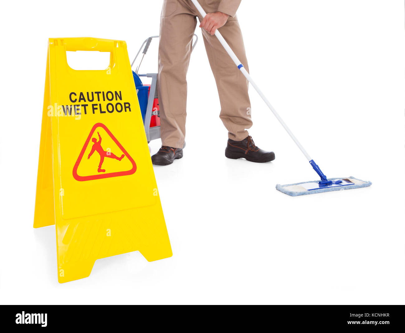 Close-up di scopa maschio pulizia pavimento su sfondo bianco con segnale di avvertimento Foto Stock