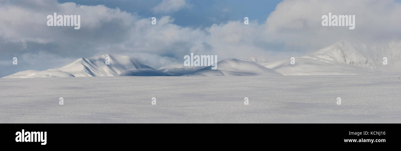 Un elevato altopiano tundra e mckenzie inverno montagna scenic lungo la canol heritage trail vicino dechenla lodge, nord ovest territori, Canada Foto Stock