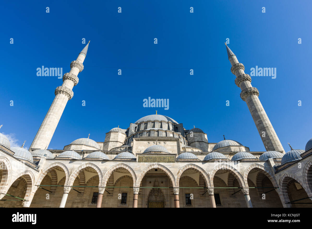 La Moschea di Suleymaniye esterno da cortile che mostra i minareti e la cupola, Istanbul, Turchia Foto Stock