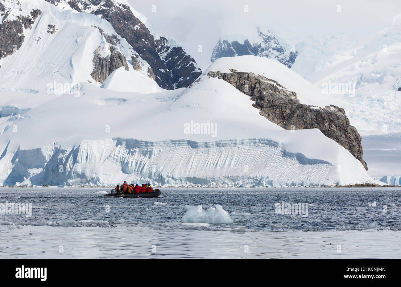 Paesaggi fortemente glaciati si raggiungono i passeggeri che navigano in uno Zodiak nella Baia di Wilhelmina. Gerlache Strait, Penisola Antartica. Foto Stock