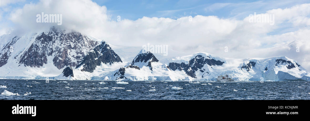 Akademic vavilov al di ancoraggio tra un drammatico sfondo in wilhelmina bay, gerlache strait, penisola antartica Foto Stock