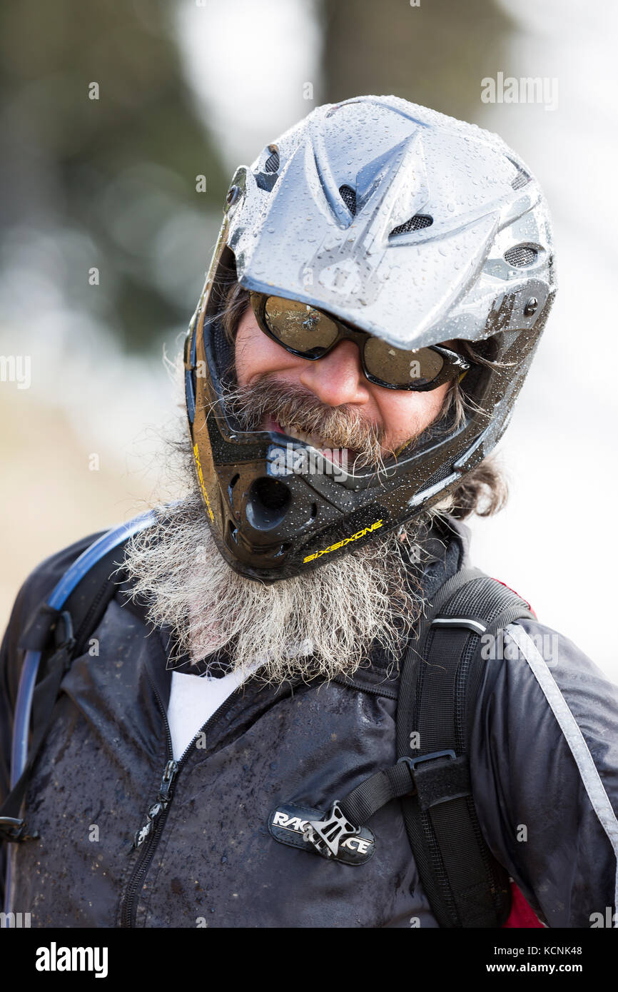 Un felice wet mountain biker e la sua barba lunga presenta tempestivamente un ritratto. Mt. Washington, Comox Valley, l'isola di Vancouver, British Columbia, Canada Foto Stock