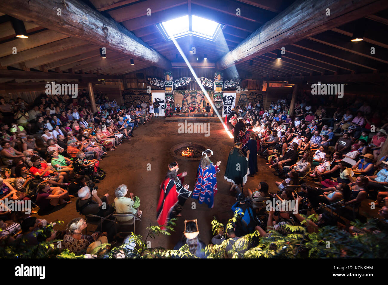 Il Komok la prima nazione ospita una raccolta e condivide la loro cultura al Bighouse durante i giorni aborigena, la Comox Valley Foto Stock