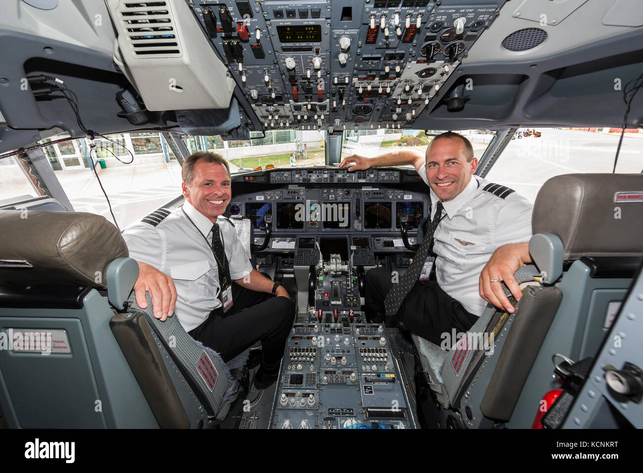 Vista interna di una 737 cockpit e i suoi due piloti,l'Comox Valley Foto Stock