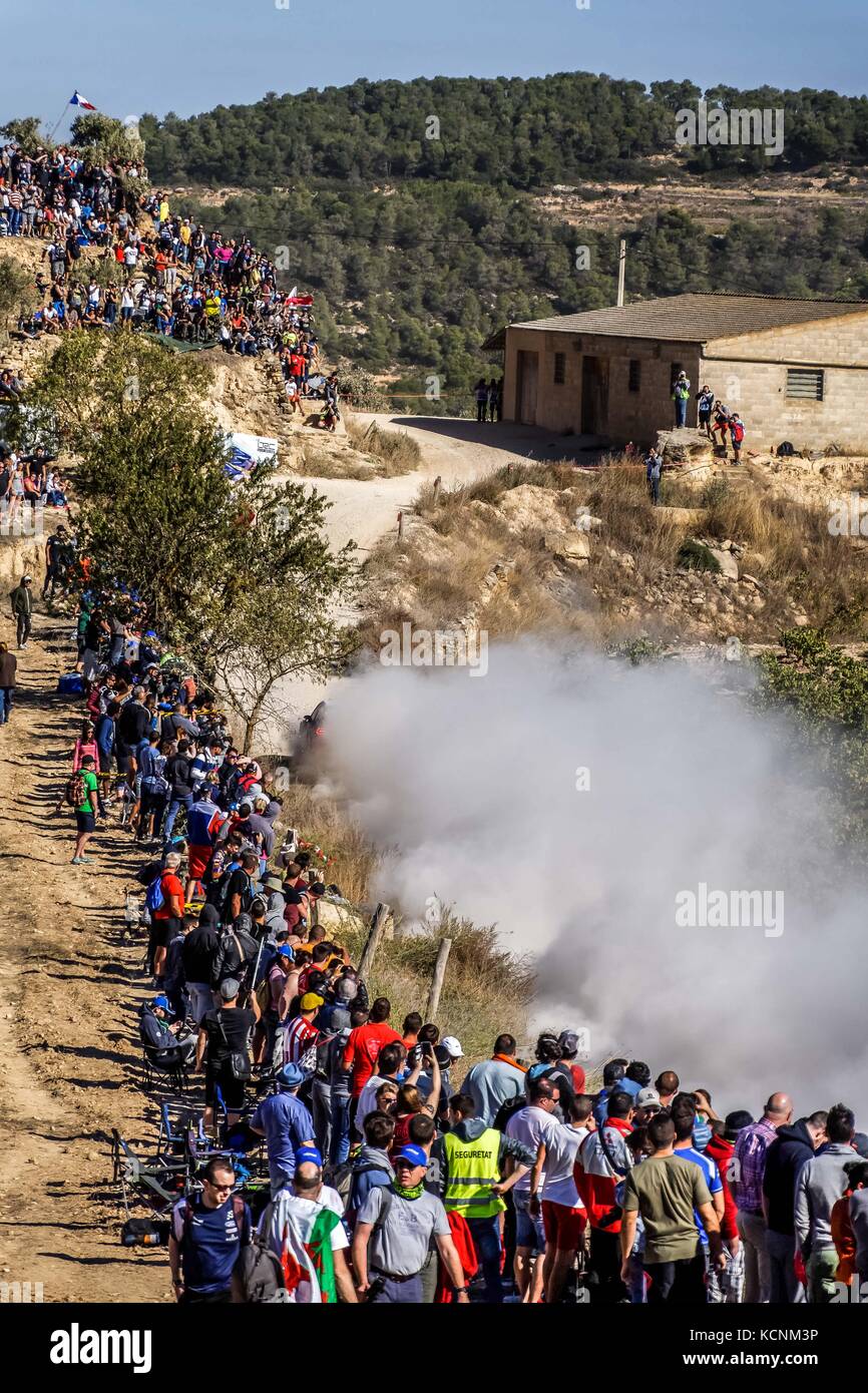 Salou, Spagna. 06 ottobre 2017. I fan del Rally si rallegrano mentre una macchina solleva una nuvola di polvere durante la fase Terra alta del Rally de España del Campionato Mondiale FIA 2017. Credit: Hugh Peterswald/Pacific Press/Alamy Live News Foto Stock