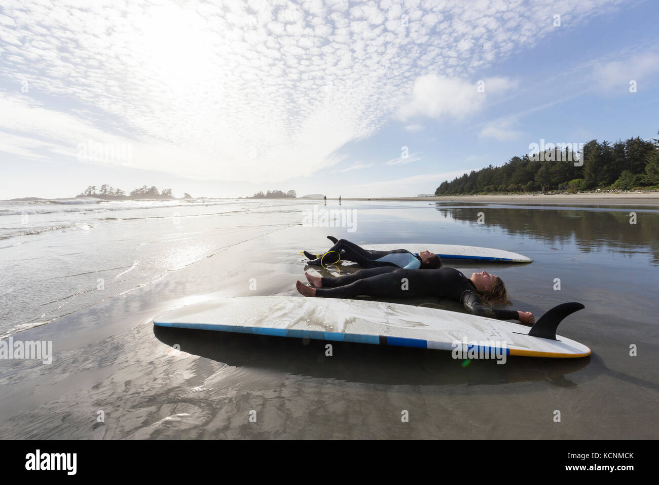 Un surfista nel suo elemento acquoso duck si tuffa nel navigare off della molla isola vicino kyuquot, isola di Vancouver, British Columbia, Canada Foto Stock