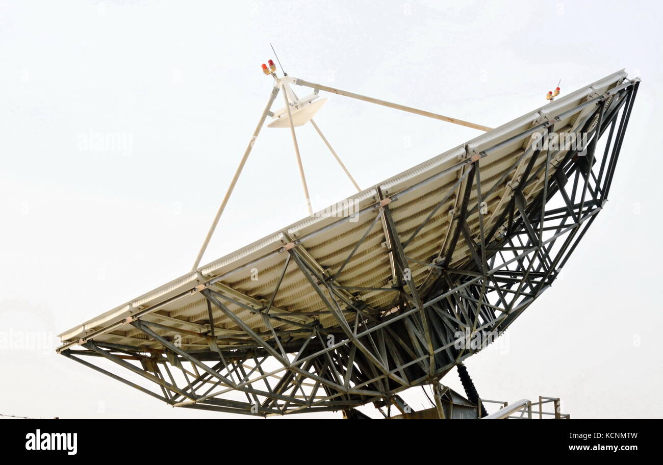 Grande parabola satellitare sul cielo bianco sullo sfondo Foto Stock