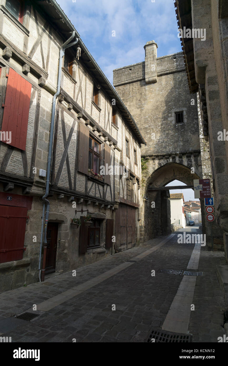 St Jacques bridge e alla porta sul fiume thouet in deux-sevres, Francia Foto Stock