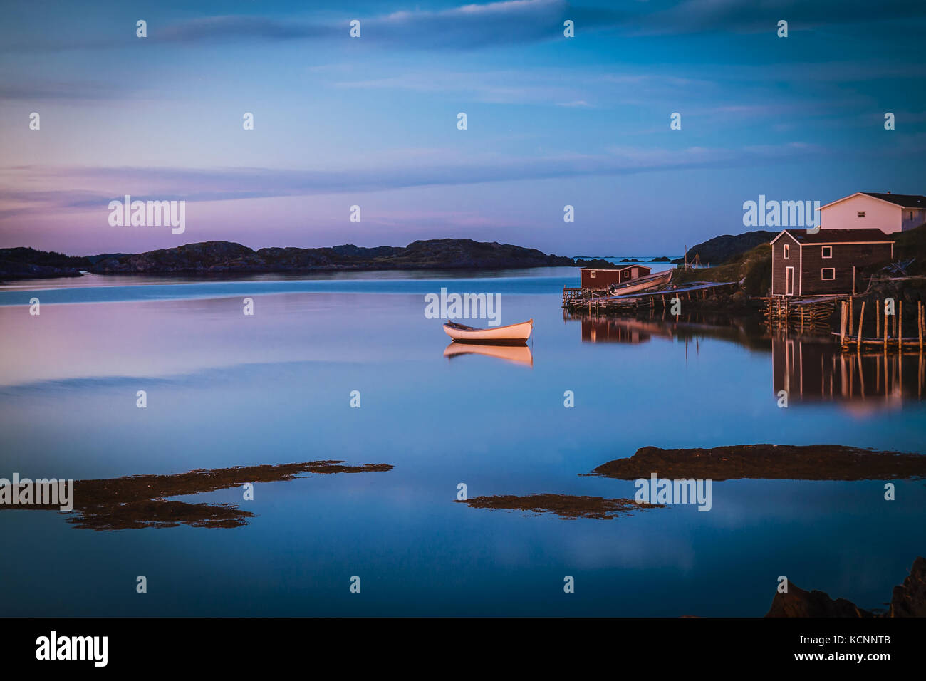 Piccola pesca dorey colata relection rosso, il sunseting su fasi di pesca , modificare le isole, Terranova e Labrador Foto Stock