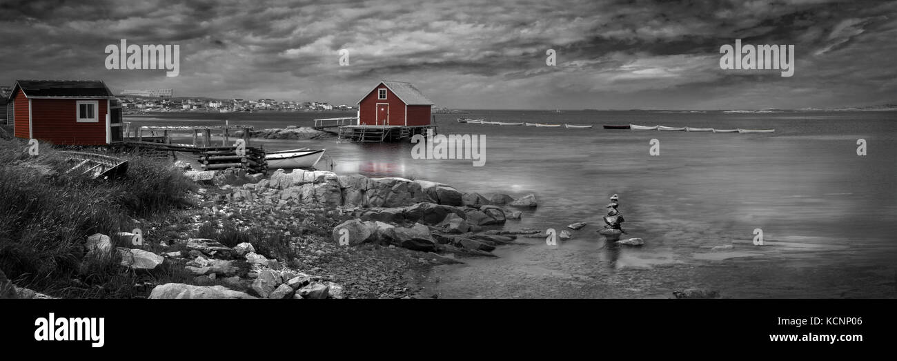 Il vecchio stadio di pesca e dorey, vista della famosa isola di Fogo inn in distanza, Joe Batt braccio, isola di Fogo, NL Foto Stock