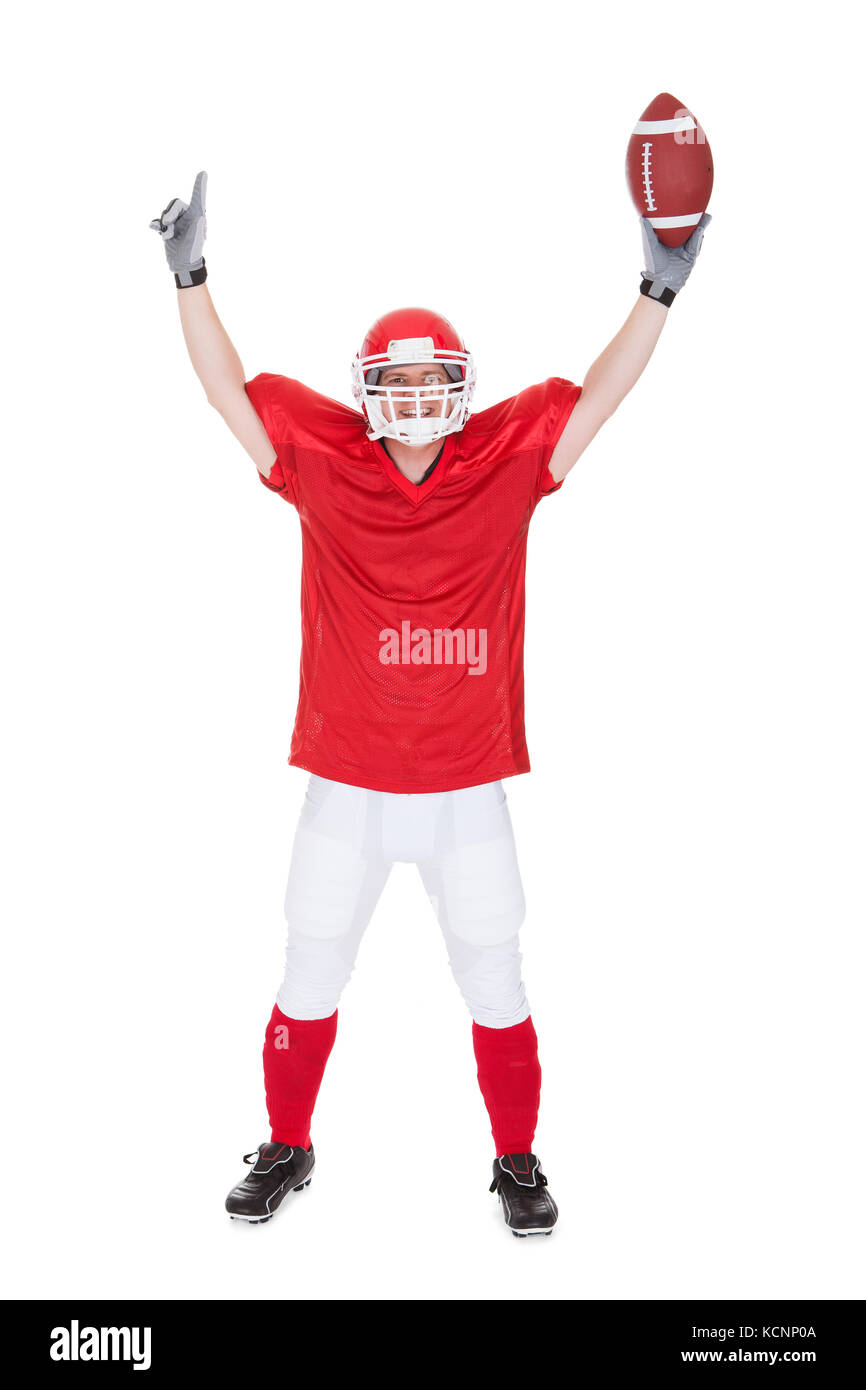 Felice giocatore di football americano del braccio di sollevamento su sfondo bianco Foto Stock