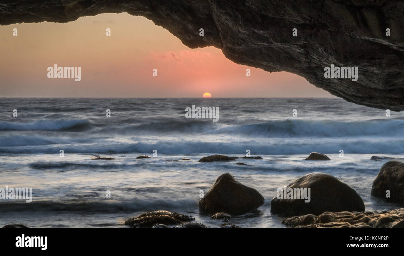 Tramonto attraverso gli archi di pietra calcarea formazione di roccia, gli archi Parco Provinciale, Great Northern Penenusla, Terranova e Labrador Foto Stock