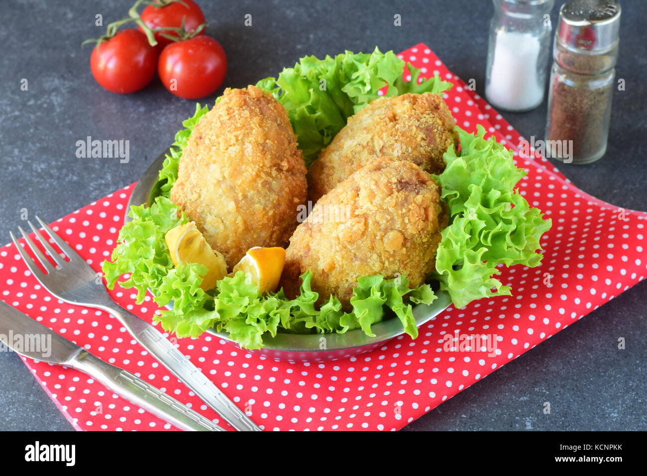 Le sfere di patate con funghi all'interno su una texture rosso sfondo. il mangiare sano concetto Foto Stock