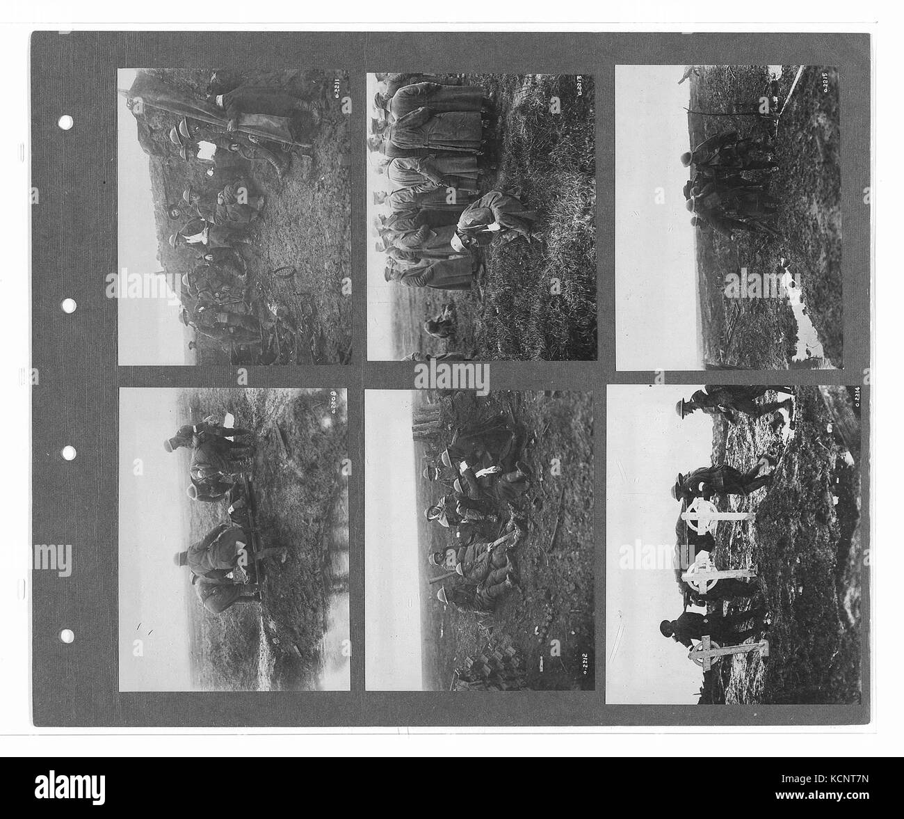 Questa immagine fa parte di una collezione di fotografie ufficiali di guerra canadesi, che documentano gli eventi militari durante un conflitto. Le fotografie sono preziose testimonianze storiche che mostrano soldati, paesaggi e scene di guerra dalla prospettiva canadese. Foto Stock