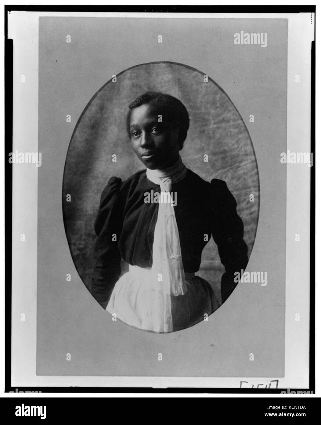 Questo ritratto cattura una donna afroamericana in una posa di mezza lunghezza, rivolta verso sinistra. È un importante pezzo di rappresentazione storica nella ritrattistica afroamericana. Foto Stock