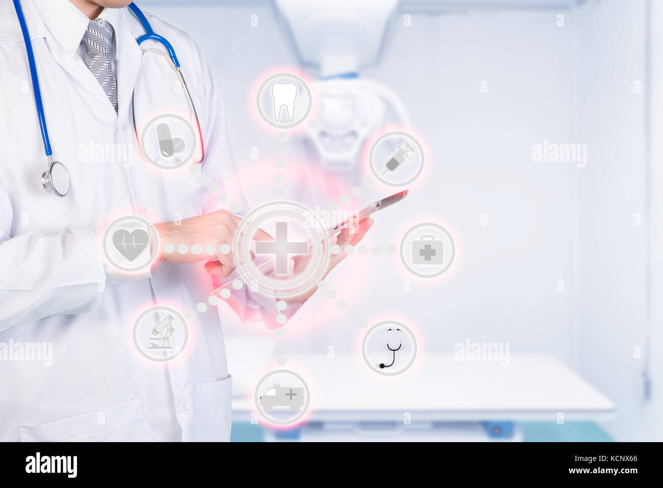 Smart medico di medicina di automazione utilizzando app su tavoletta digitale in un ospedale. internet delle cose concetto in ospedale. smart Technology 4.0 Foto Stock