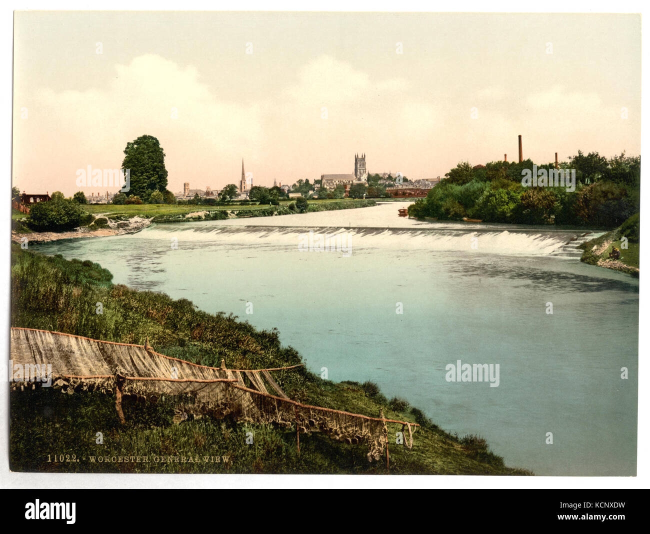 Questa vista generale di Worcester, Inghilterra, mette in mostra l'architettura e il paesaggio della città, offrendo un'istantanea storica della vita urbana e del paesaggio urbano britannico. Foto Stock