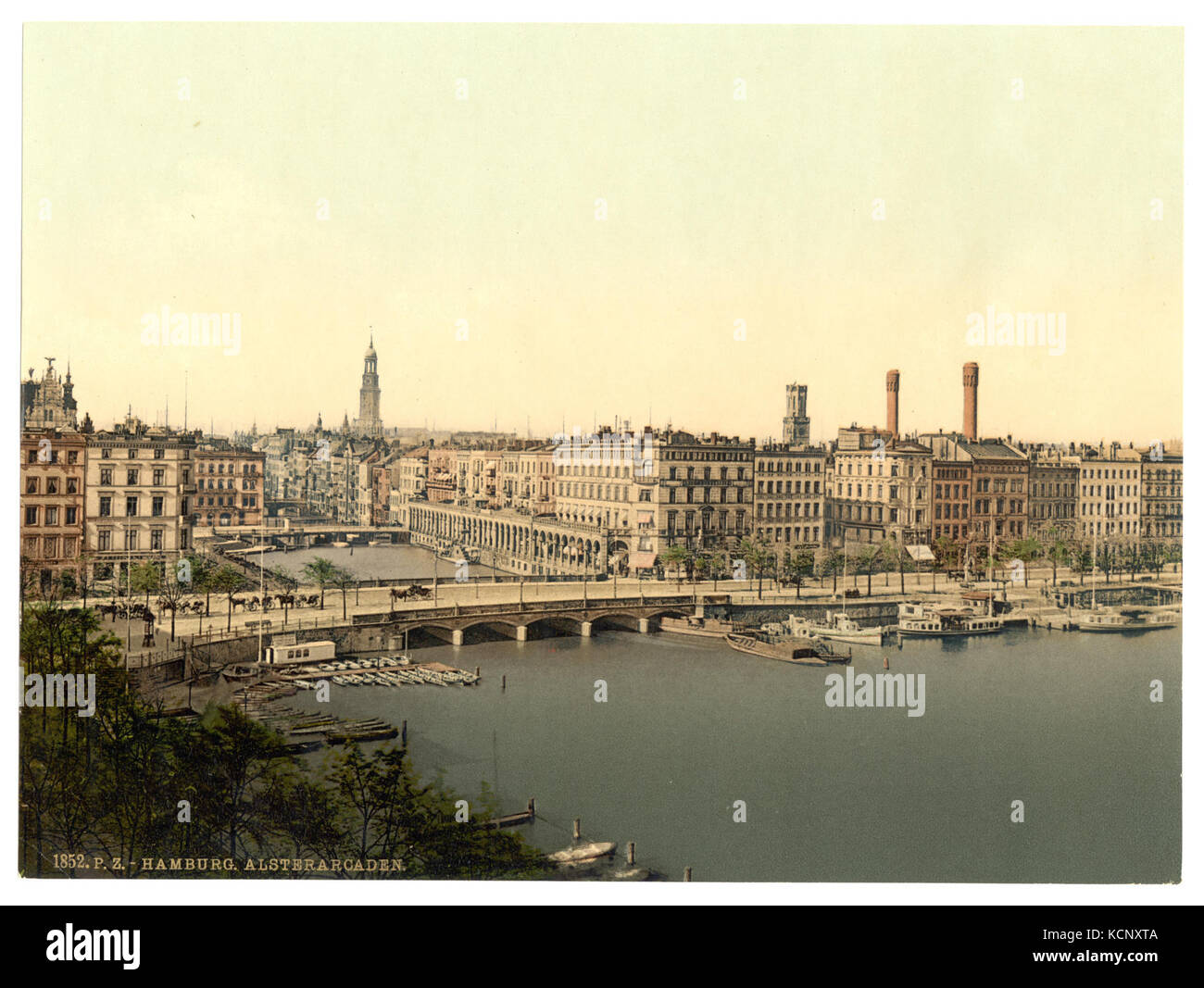 L'Alster Arcade di Amburgo, in Germania, è una caratteristica architettonica importante della città. L'edificio è noto per il suo design unico e funge da spazio commerciale nel cuore di Amburgo. Foto Stock