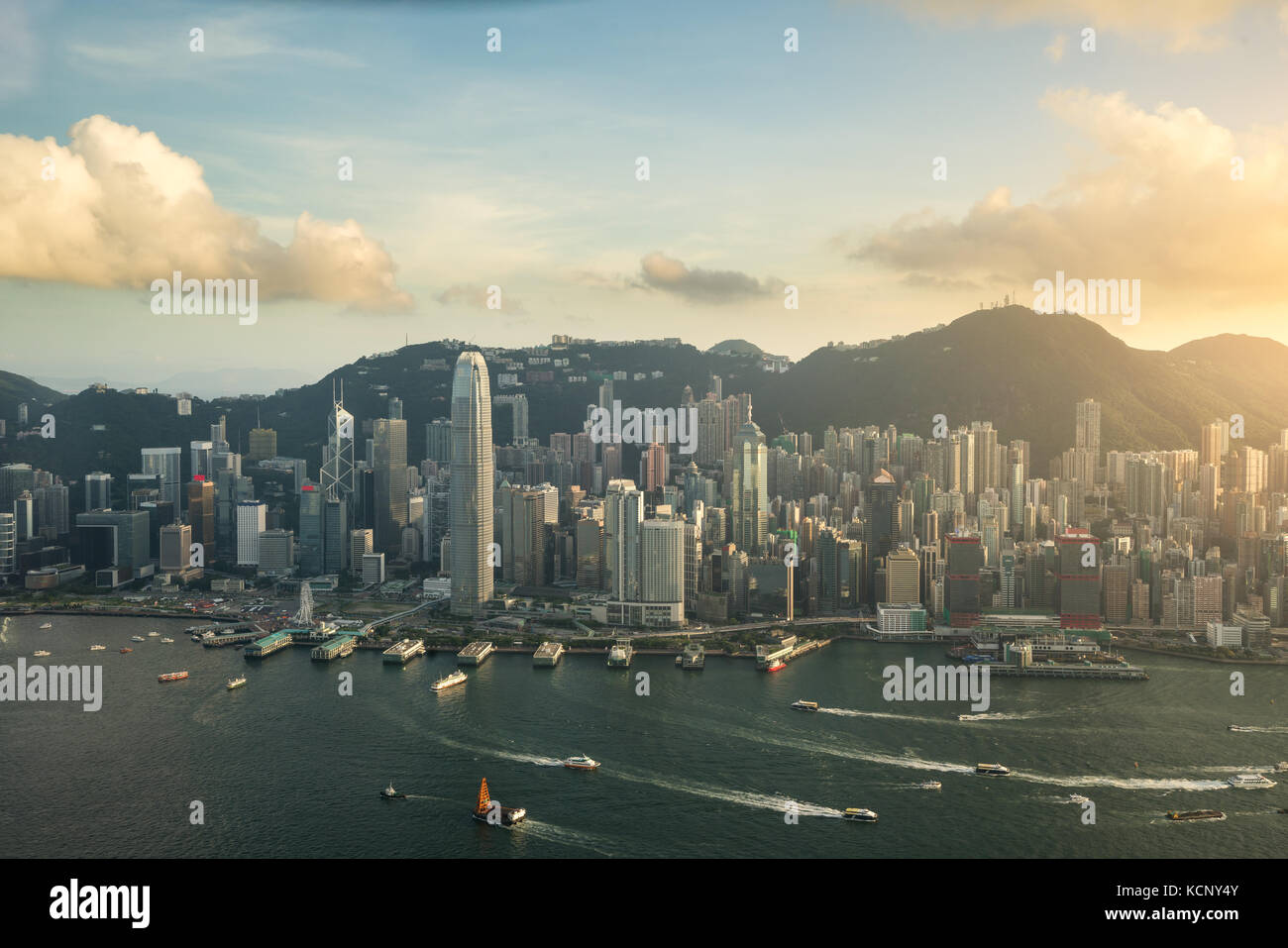 Vista aerea della skyline di Hong Kong e del porto di Victoria con il blu del cielo di Hong kong. l'Asia. Foto Stock