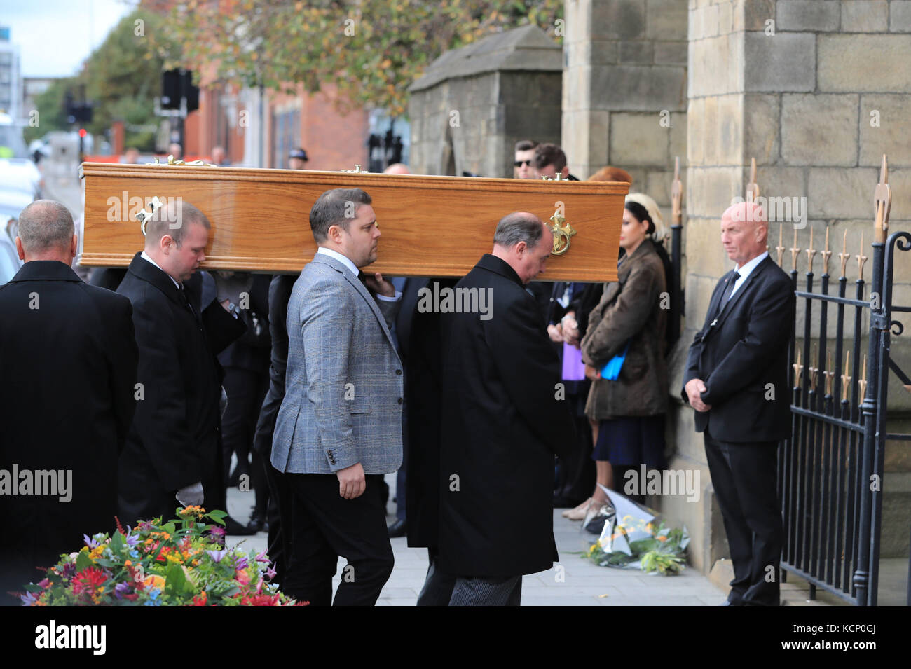 La bara dell'attrice di Coronation Street Liz Dawn viene portata nella Cattedrale di Salford per il suo servizio funerale. Foto Stock