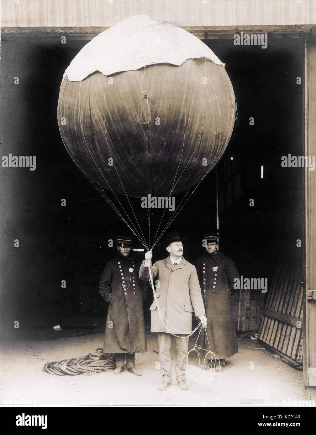 Palloncino e apparecchiatura per il suono superiore correnti di aria, pronto per il lancio dal Professor H.H. Clayton dal Dipartimento di Arti Liberali al 1904 della fiera del mondo Foto Stock