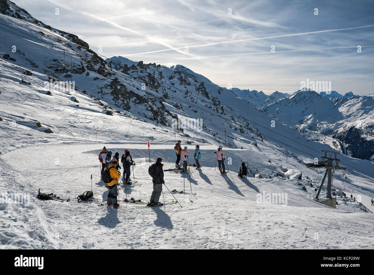 4 valley, Svizzera - febbraio 04, 2010: un gruppo di sciatori non identificato salì sulla montagna con gli impianti di risalita e permanente al lato della strada Foto Stock