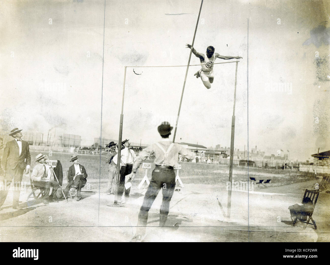 C.E. Dvorak del Chicago Athletic Association Pole Vaulting al 1904 Olimpiadi. Dvorak ha vinto il concorso Foto Stock