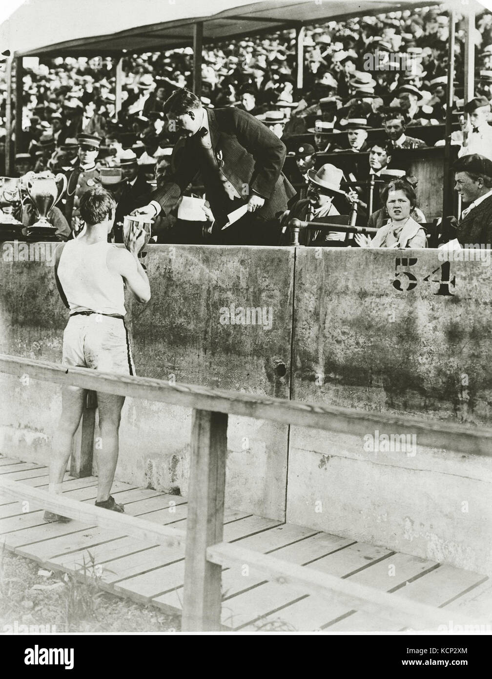 C.E. Dvorak ricevendo la Baxter cup per la conquista della Pole Vault concorso al 1904 Olimpiadi Foto Stock