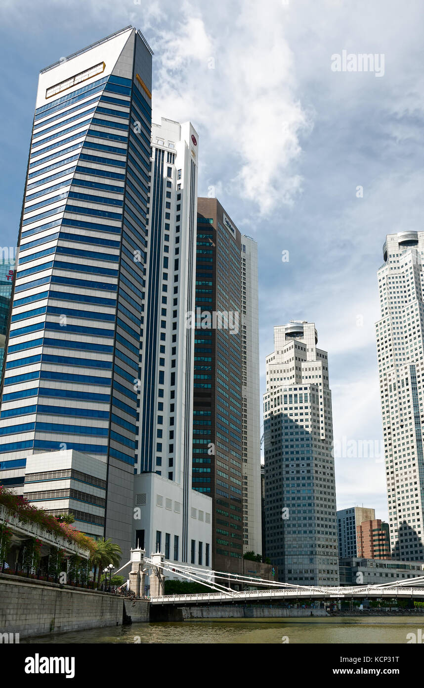 SINGAPORE - 20 SETTEMBRE 2010 - alto edificio per uffici sulle rive del fiume Foto Stock