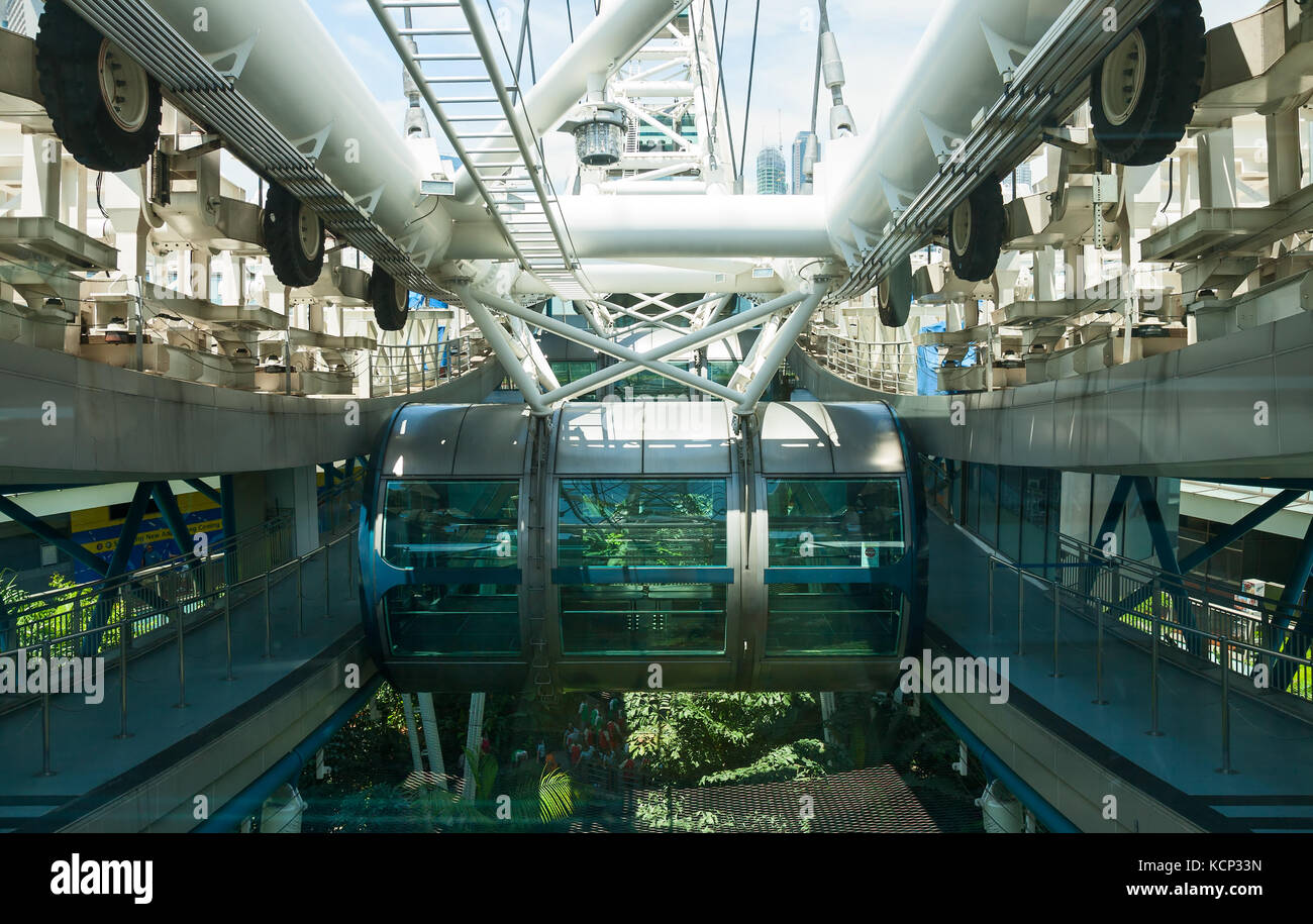 SINGAPORE - 20 SETTEMBRE 2010 - Capsula ruota panoramica nell'area di imbarco dei passeggeri Foto Stock