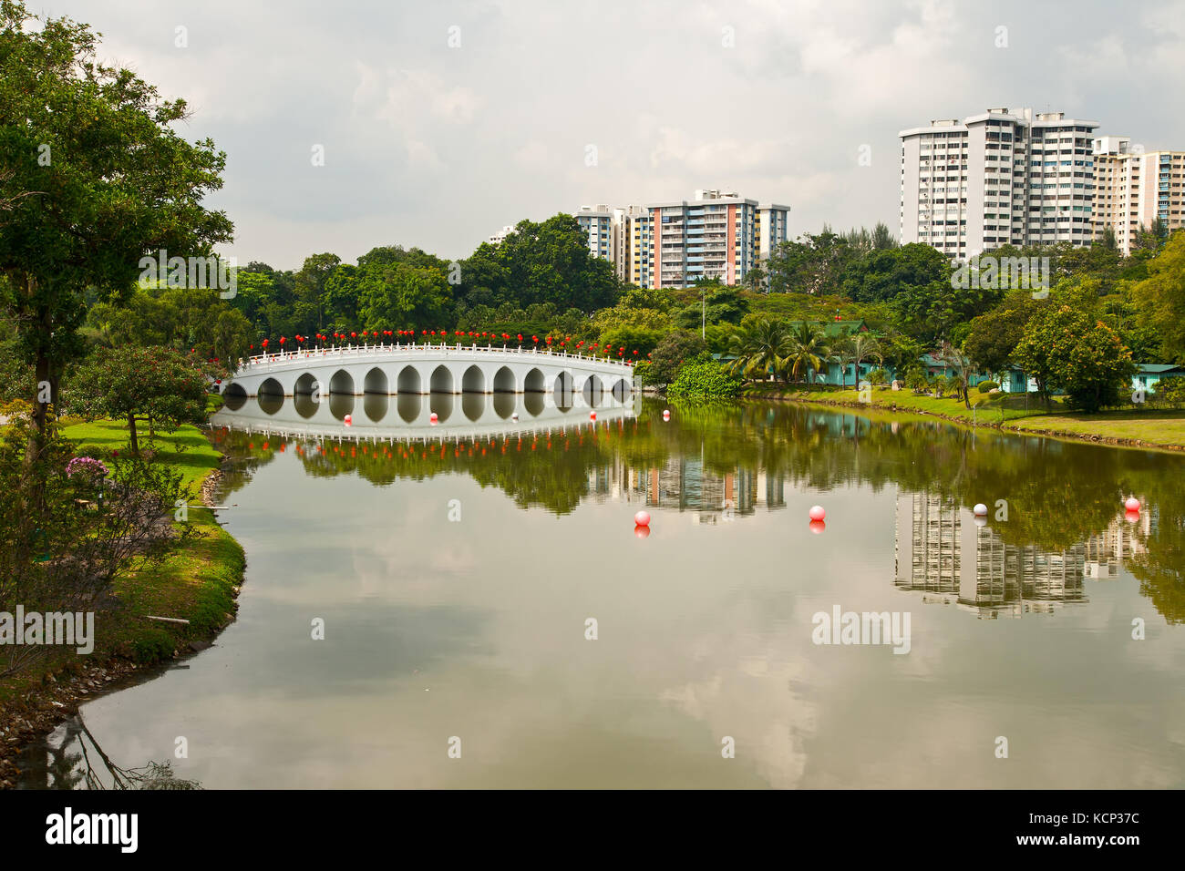 Il lago e il ponte nel giardino cinese, Singapore Foto Stock