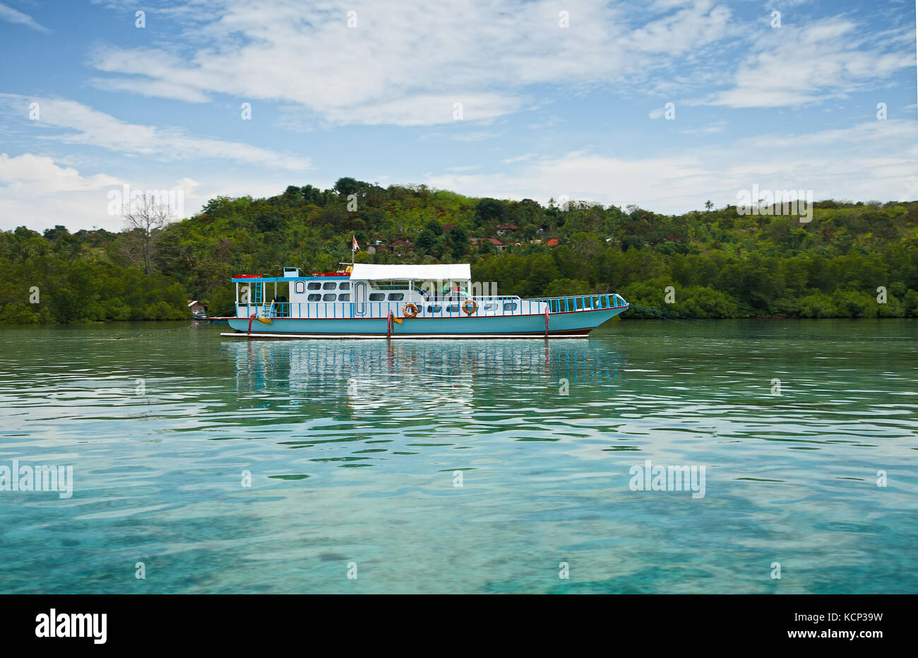 Il grande tradizionale imbarcazione indonesiana in prossimità della costa tropicale dell'isola di Lembongan Foto Stock