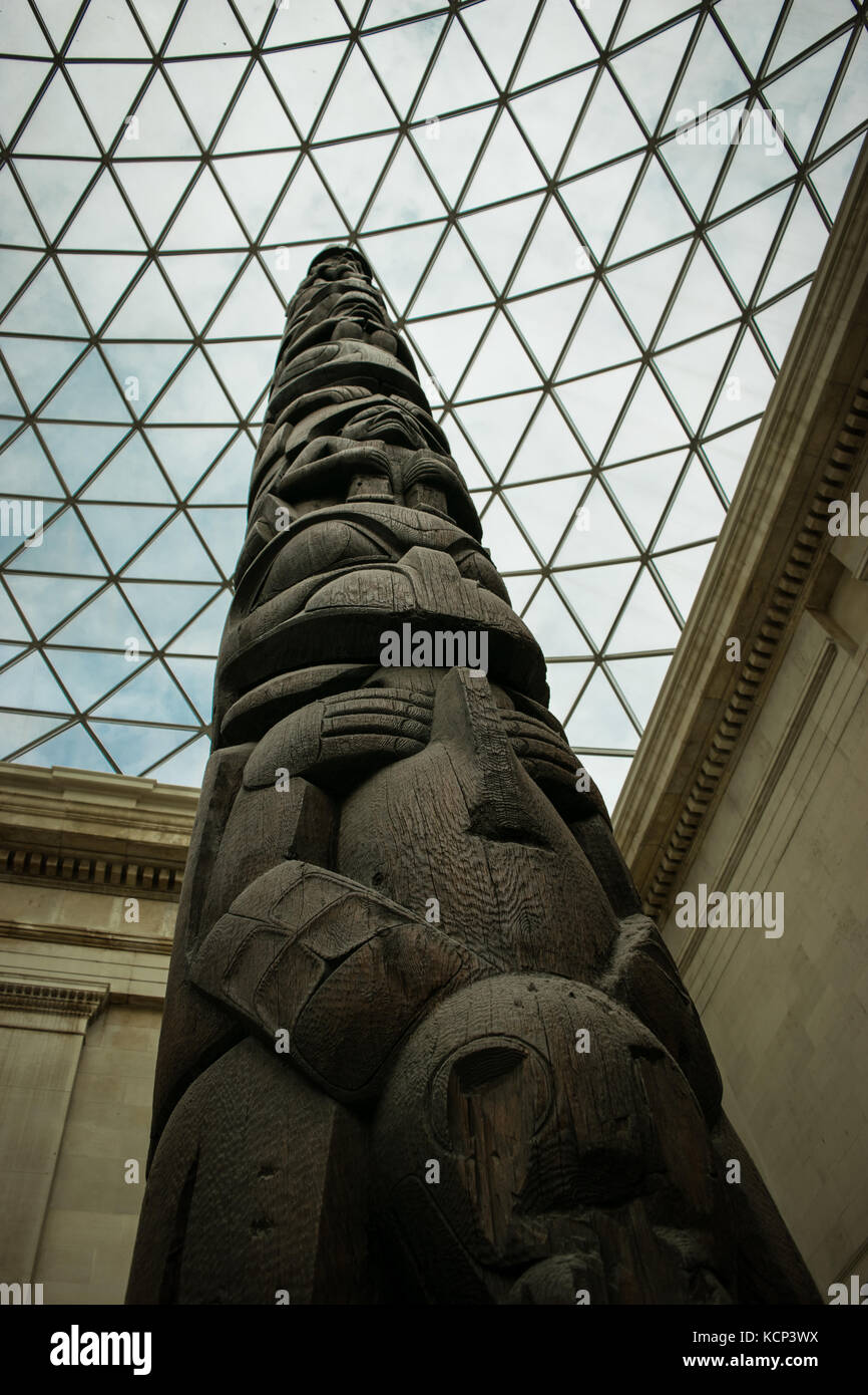Popoli haida totem nel British Museum a Londra, Inghilterra Foto Stock