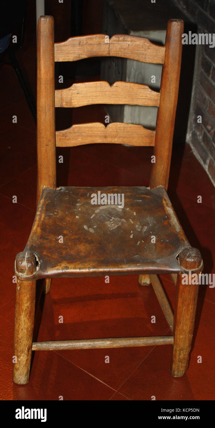 Coloniale Francese lato sedia con sedile in pelle Foto Stock