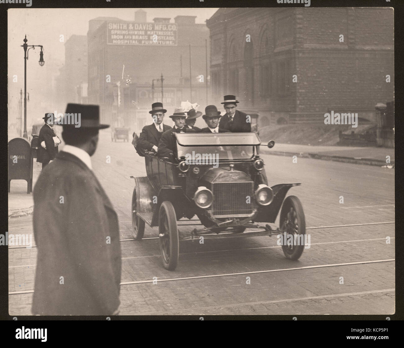 Quattro uomini e una donna prendendo un $.05 ride in una automobile Jitney al diciottesimo e locusta Foto Stock