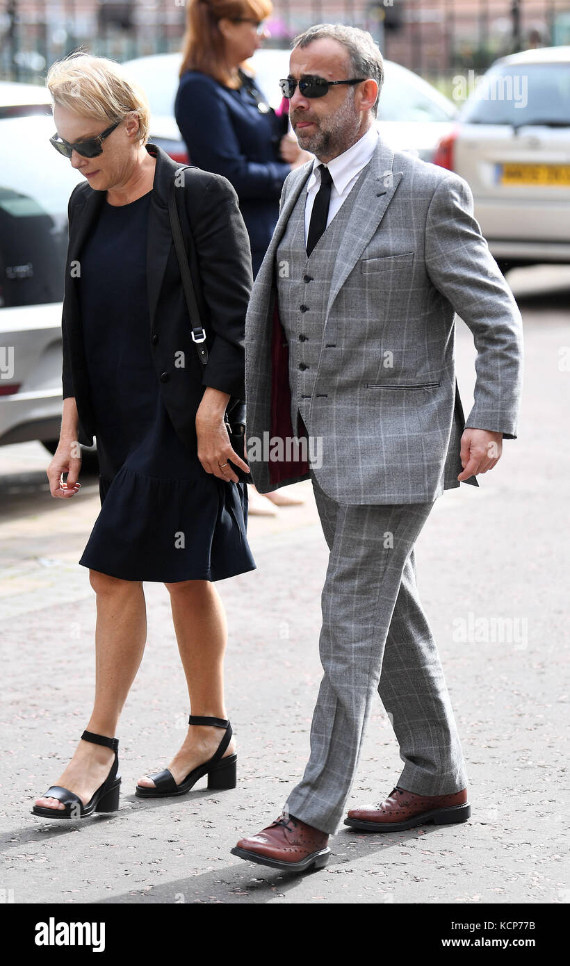 Sally Dynevor e Michael le Vell, arrivano alla cattedrale di Salford per il funerale dell'attrice di Coronation Street Liz Dawn. Foto Stock