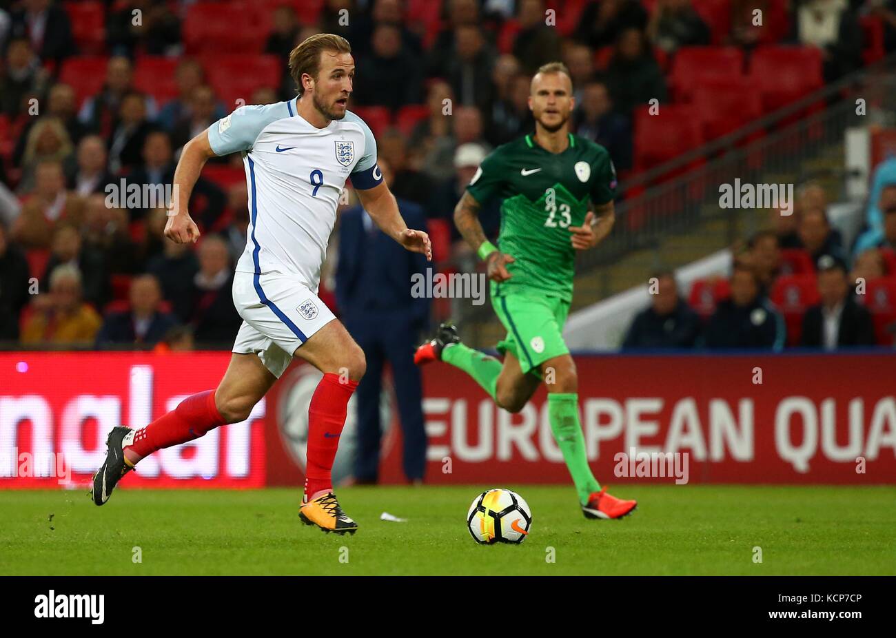 Harry Kane di Inghilterra durante la Coppa del Mondo FIFA Qualifier match tra Inghilterra e Slovenia allo Stadio di Wembley a Londra. 05 Ott 2017 Foto Stock