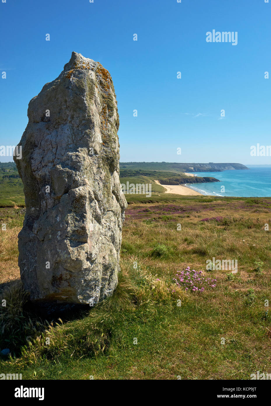 La pietra permanente Lostmarc'h Menhir sulla penisola di Crozon Finistere Bretagna Francia in Armorique Parco Nazionale Foto Stock