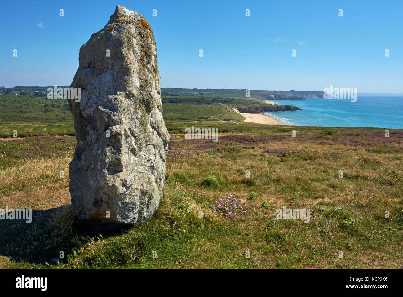 La pietra permanente Lostmarc'h Menhir sulla penisola di Crozon Finistere Bretagna Francia in Armorique parco nazionale Foto Stock