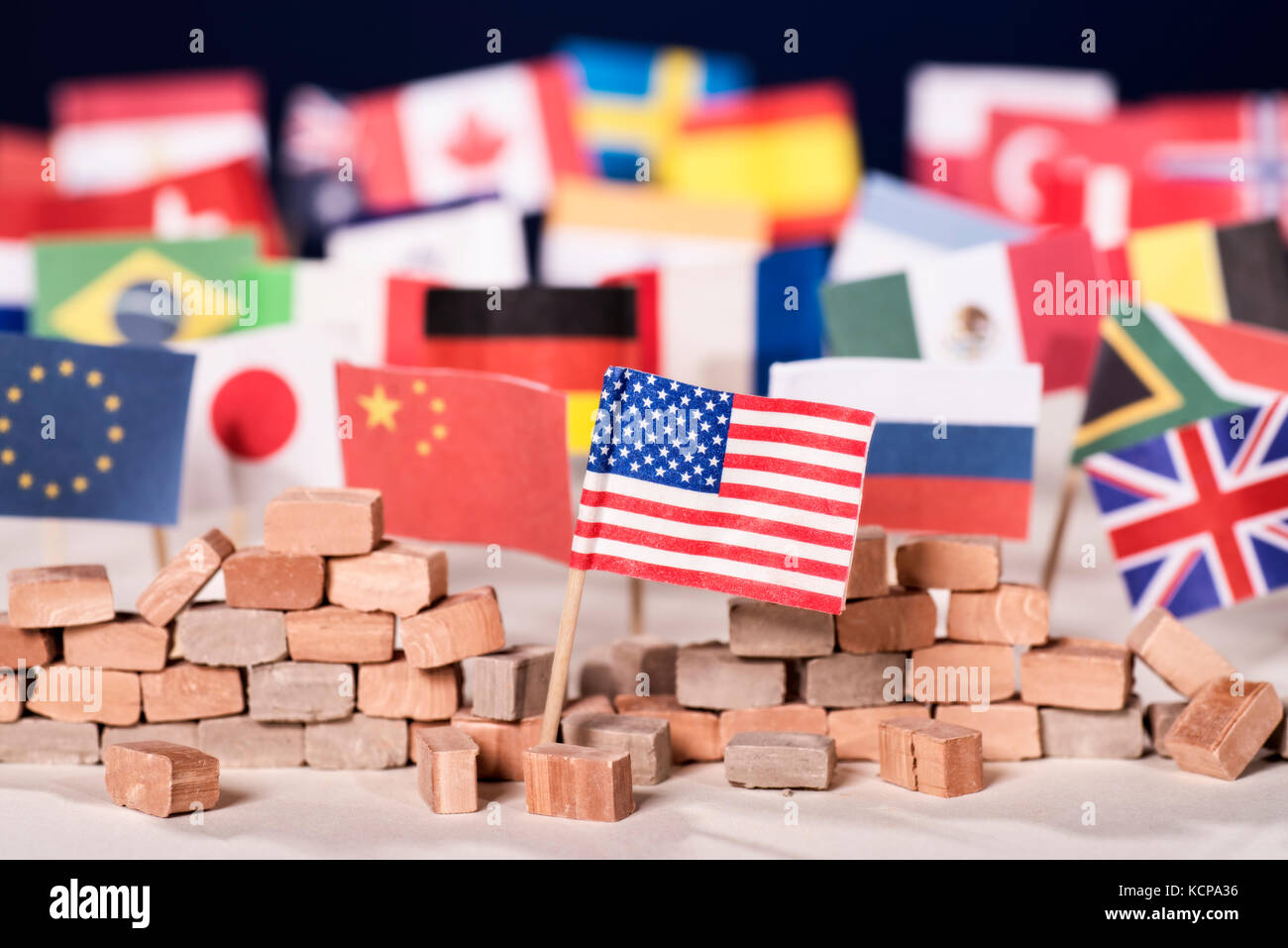 Bandiera americana di fronte ad una parete e bandiere di altri paesi Foto Stock