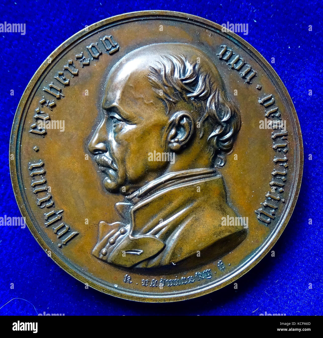 Questa medaglia del 1848 presenta un'immagine dell'arciduca Giovanni d'Austria. Il rovescio della medaglia, coniato a Francoforte, riflette il contesto storico e il significato del ruolo dell'arciduca nella politica europea nel XIX secolo. Foto Stock